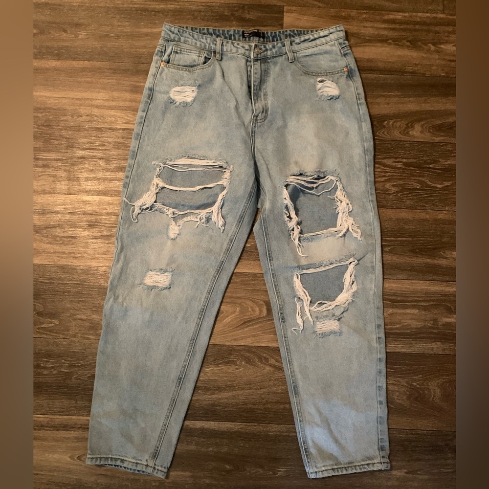 Light Wash Mom Jeans PrettyLittleThing